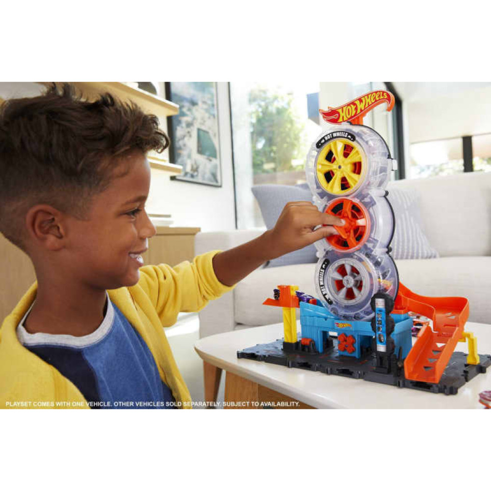 HOT WHEELS ΠΙΣΤΑ CITY ΜΕ ΠΕΡΙΣΤΡΕΦΟΜΕΝΕΣ ΡΟΔΕΣ (HDP02)