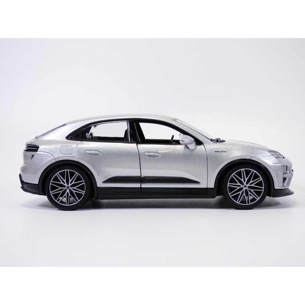 BURAGO 1:24 PORSCHE MACAN TURBO ELECTRIC SILVER (18/21114 SL)